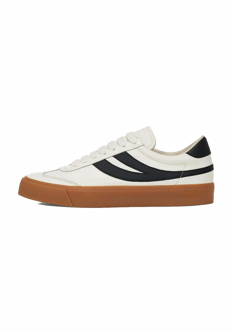 Sneakers bianchi in pelle con accenti neri e due strisce diagonali, dotati di una suola in gomma testurizzata di colore gomma e sei passanti per i lacci.