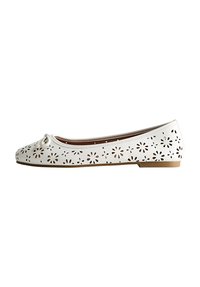 Ballet flat bianca con motivi floreali intagliati, punta rotonda e piccolo fiocco decorativo. Suola di un marrone chiaro solido.