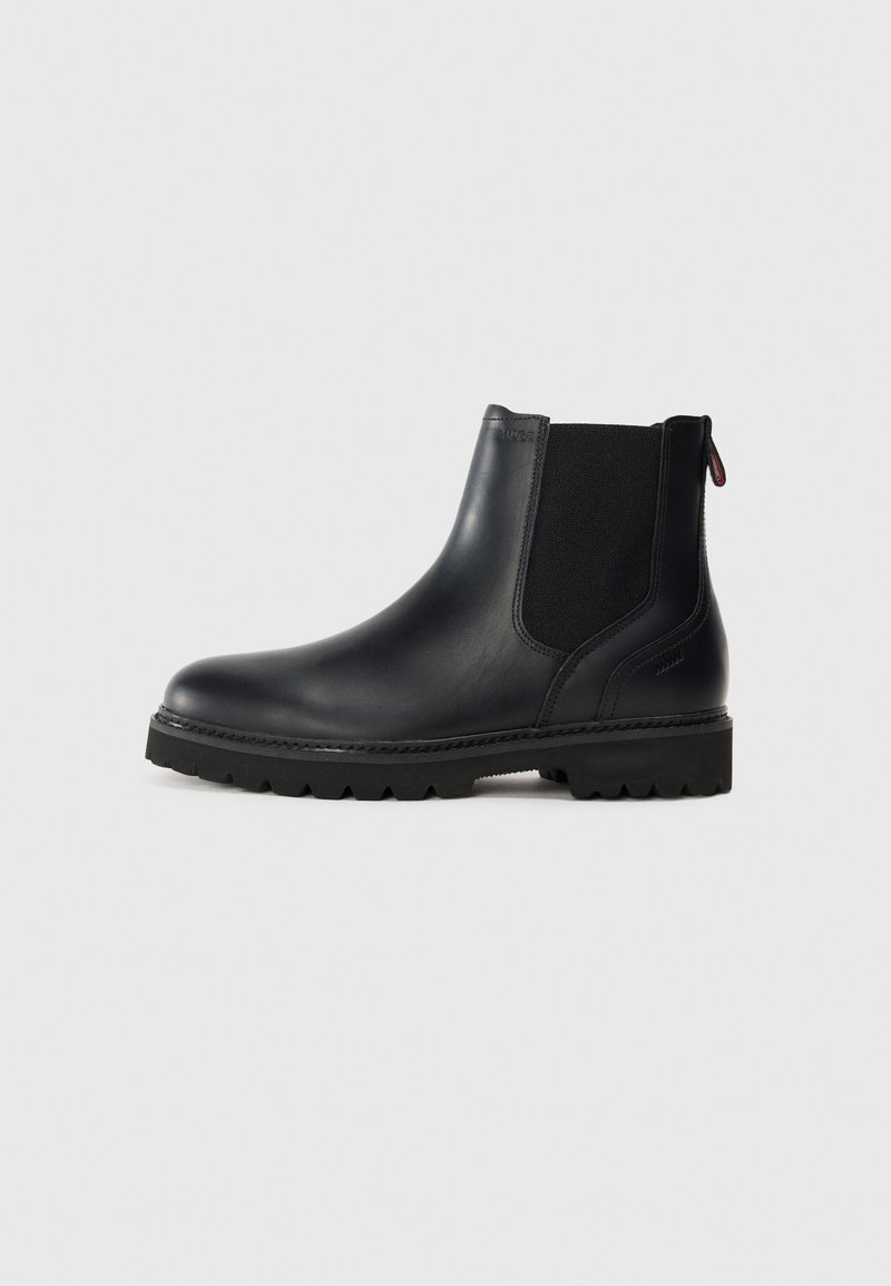 Musthave musta nahast ankle boot, millel on elastsed külgpaneelid, ümar varvas ja robustne kummitald, millel on sügavad tallad haardeks.