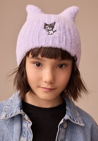 Cappellino lavorato a maglia viola con orecchie a forma di gatto, caratterizzato da un design giocoso ricamato in bianco e nero di un cane sulla parte anteriore. Tessuto morbido e strutturato.
