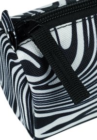 Borsa con zip dotata di un motivo a vortice bianco e nero, realizzata in tessuto resistente. Presenta un manico nero e una forma rettangolare strutturata.