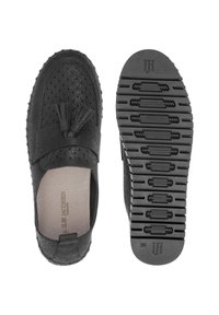 Czarne buty wsuwane z perforowanym wierzchem, detalem w postaci frędzli i gumową podeszwą z teksturowanym bieżnikiem. Wnętrze pokazuje logo oraz rozmiar 39.