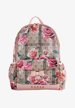 Rugzak met roze en rode rozenpatroon, beige en bruine geruite achtergrond, roze strikaccent en "Baker"-logo op het voorvak.