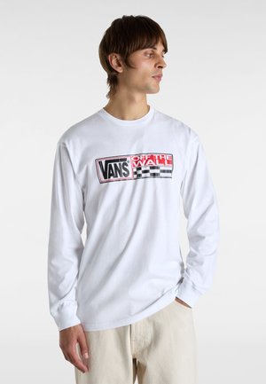 Bílý dlouhý rukáv tričko s logem "VANS OFF THE WALL" v černé a červené barvě, na kostkovaném vzoru, s volným střihem.