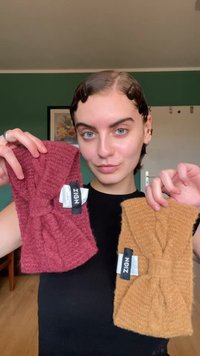 Du rinkti megztos galvos juostos: viena bordo spalvos su sukimo dizainu, o kita geltona su mazgu. Abi turi prekinį ženklą.