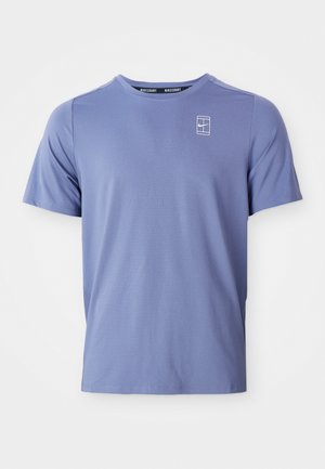 Ljusblå kortärmad t-shirt i slät tyg. Har en liten vit logotyp på vänster bröst och en klassisk rundad halsringning.