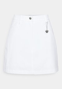 Witte A-lijn rok met ceintuurlussen, knoopsluiting aan de voorkant, diagonale zakken en een zilveren bedel hangend aan de rechterzak.