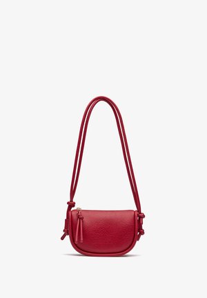 Kleine rode leren crossbodytas met een rits en een lange verstelbare riem die aan beide zijden met knopen is vastgemaakt.