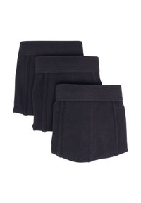 Tre vikta svarta kalsonger för män staplade, var och en med en bred midjeband och vertikala sömmar.