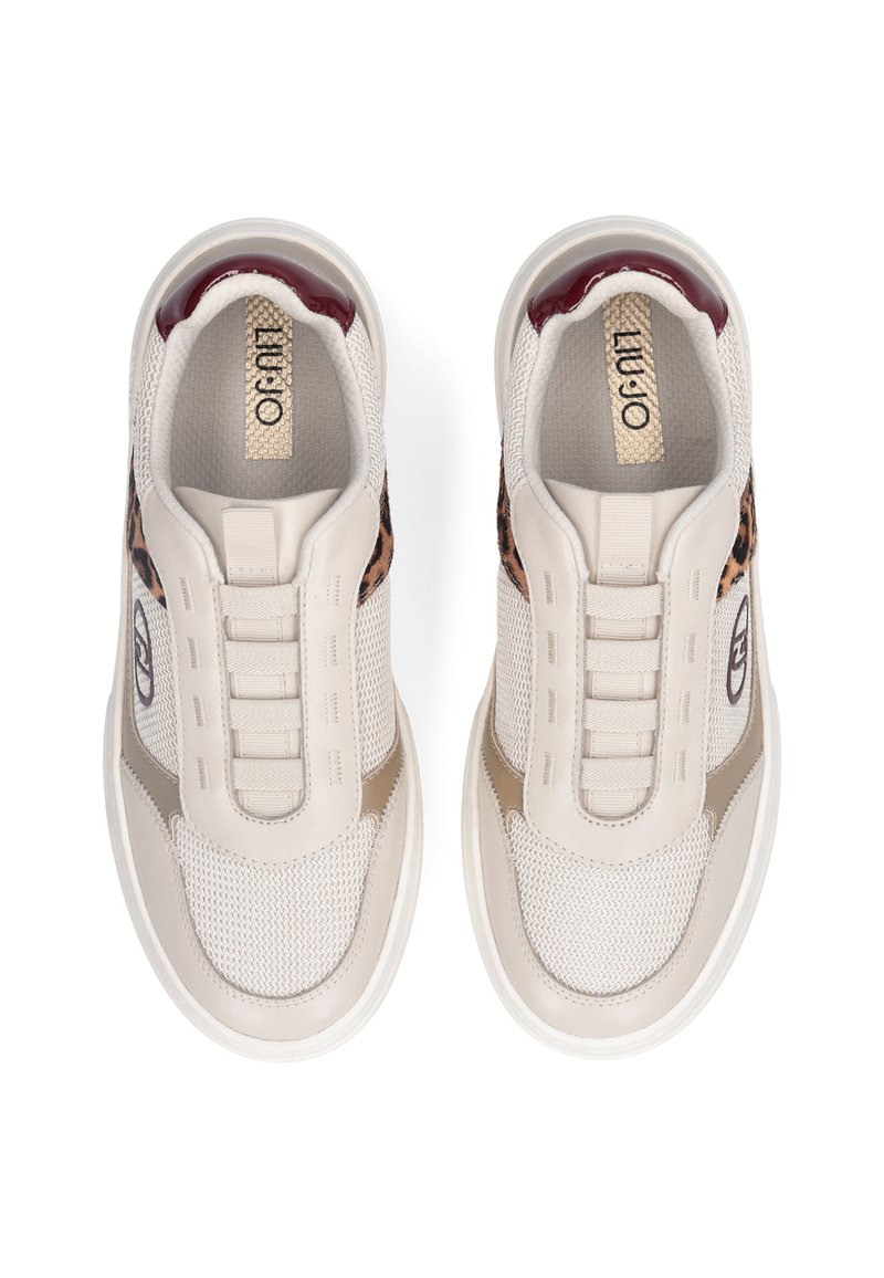 Ein Paar beiger Slip-On-Sneaker mit Mesh-Panels, elastischen Schnürsenkeln, Akzenten im Leopardenmuster und roten Fersenankern, von oben auf einem weißen Hintergrund betrachtet.