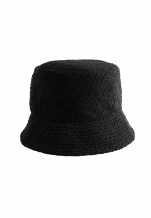 Černý klobouk s kšiltem vyrobený z texturovaného fleecového materiálu. Má zaoblenou horní část a široký, dolů sklánějící se kšilt pro příjemné nošení.