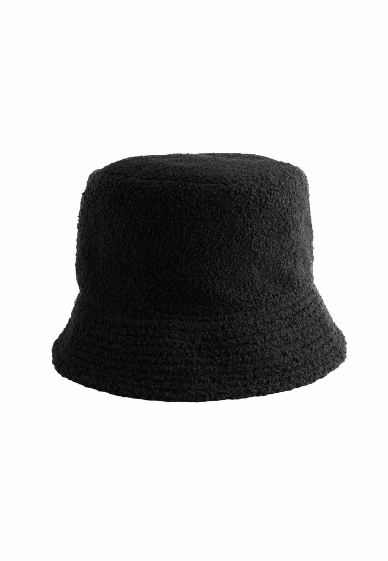 Černý klobouk s kšiltem vyrobený z texturovaného fleecového materiálu. Má zaoblenou horní část a široký, dolů sklánějící se kšilt pro příjemné nošení.