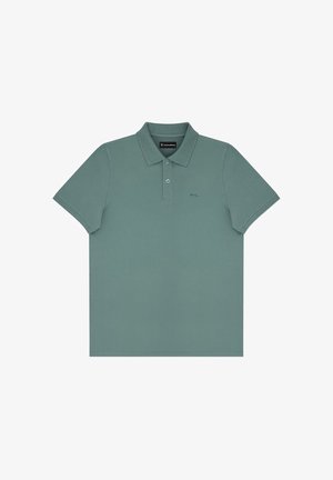 Koszulka polo w jasnym teal, krótki rękaw, zapięcie na trzy guziki, subtelne logo marki na piersi, teksturowany materiał, klasyczny krój.