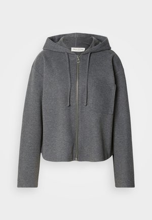 Felpa grigia con zip realizzata in tessuto morbido, dotata di tasca frontale, cappuccio con cordini e vestibilità comoda con maniche lunghe.