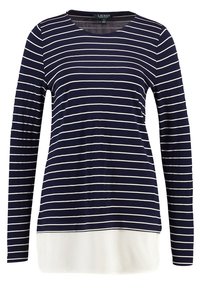 Marinblå långärmad tröja med vita horisontella ränder, rundad halsringning och en kontrasterande vit fåll i botten. Tillverkad av mjukt, slätt material.