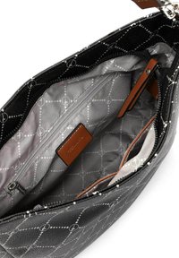 Interno della borsa a mano nera con motivo, foderato in grigio, dotato di una tasca con zip, etichetta in pelle e texture liscia. Arricchito da elementi di design bianchi.