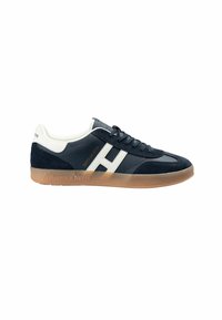 Zapatillas de ante y cuero azul marino con suela de goma, con rayas laterales blancas y marca en el talón y en el lateral.