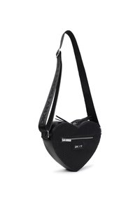 Borsa a forma di cuore nera con texture perforata. Presenta una tasca con zip e una tracolla regolabile contrassegnata dal logo "DKNY". Elegante hardware in metallo.