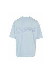 Camiseta de algodón azul claro con mangas cortas. Presenta la palabra "Prohibido" en una gran fuente estilizada en la parte posterior, con "10119 BERLÍN" abajo.