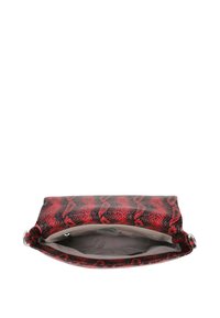 Clutch bag con motivo serpente rosso e nero, dotata di chiusura a zip, con una texture liscia e un rivestimento interno grigio.