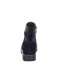 Stivale alla caviglia blu navy con tomaia in suede, zip laterale, accenti elastici e suola in gomma chunky. Vista posteriore che mostra dettagli del tacco e delle cuciture.