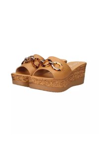 Sandali platform beige con punte aperte, caratterizzati da un tacco a cuneo in sughero intrecciato e un accento decorativo in catena di colore marrone e toni traslucidi.