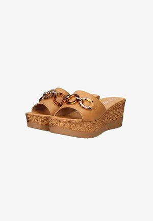 Sandali platform beige con punte aperte, caratterizzati da un tacco a cuneo in sughero intrecciato e un accento decorativo in catena di colore marrone e toni traslucidi.