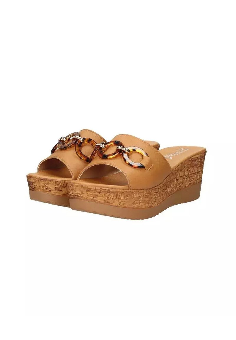Sandali platform beige con punte aperte, caratterizzati da un tacco a cuneo in sughero intrecciato e un accento decorativo in catena di colore marrone e toni traslucidi.