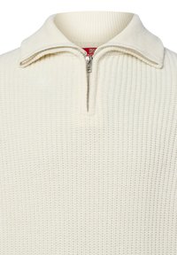 Weißer, texturierter Pullover mit einem Viertel-Reißverschlusskragen. Das Material ist gerippt und verfügt über einen silbernen Reißverschluss sowie ein rotes Etikett im Inneren.