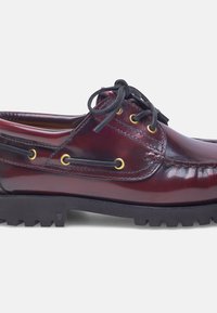 Burgunderfarbene Lederschuhe mit glatter Oberfläche, schwarzen Schnürsenkeln und goldenen Ösen. Ausgestattet mit einer robusten schwarzen Gummisohle mit Traktion.