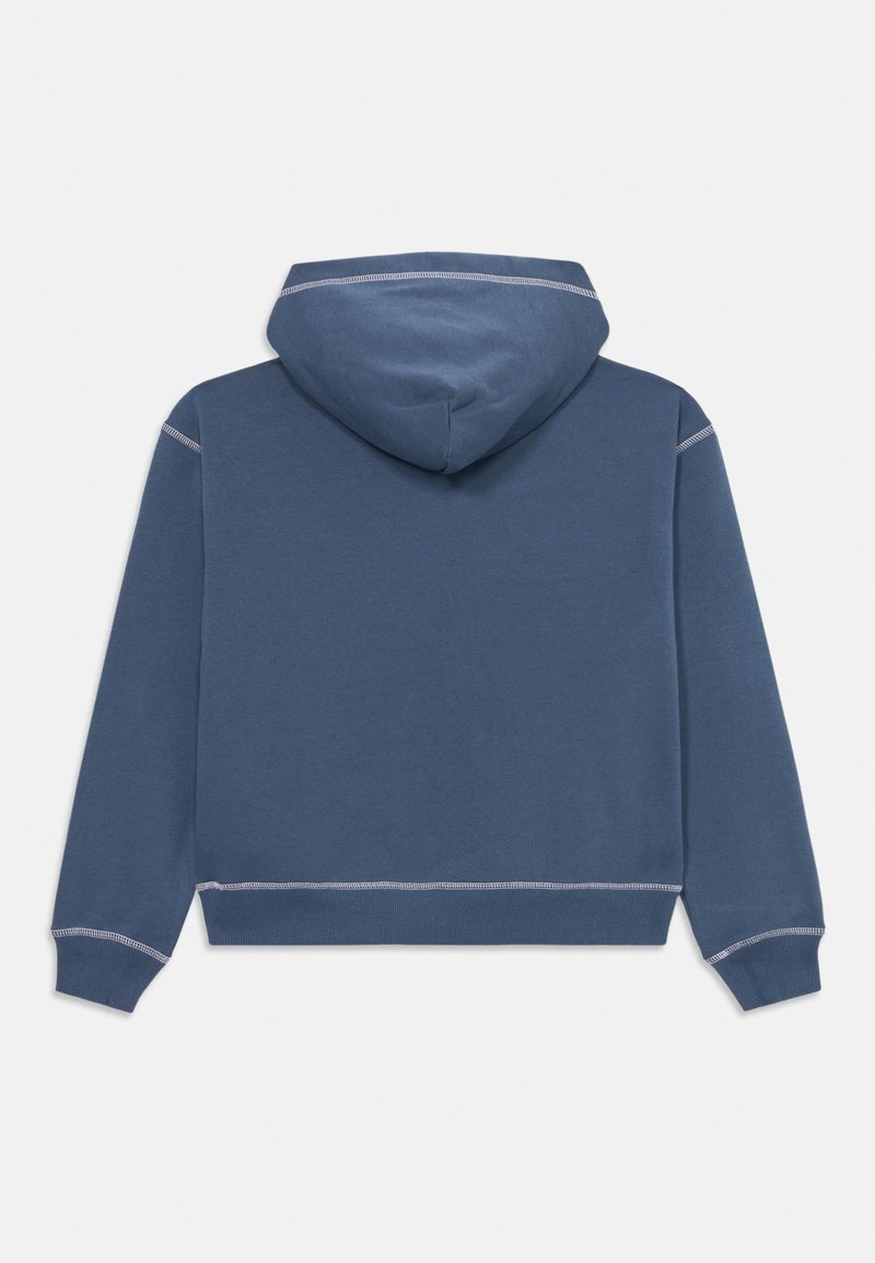 Sweat à capuche bleu foncé. Fabriqué en tissu doux, avec des poignets et un ourlet côtelés, et une couture contrastante le long des coutures. Design simple et décontracté.