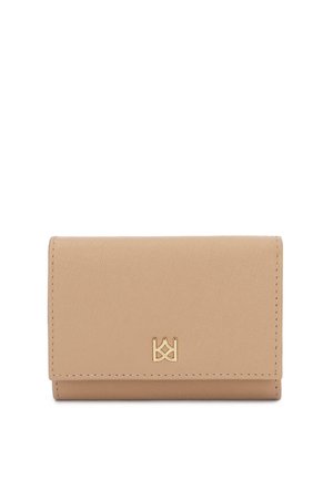 Béžová kožená peněženka s malým zlatým logem uprostřed předního klopu, prošité okraje, obdélníkový tvar.