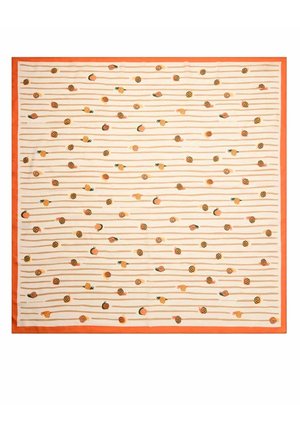 Bufanda crema con borde naranja, decorada con líneas horizontales marrones y pequeños motivos de calabazas y piñas.