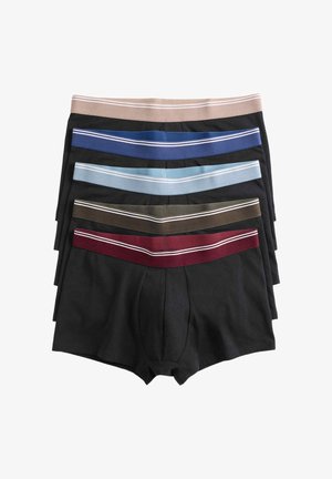 Vijf paar boxershorts in verschillende kleuren: zwart, donkergroen, bordeauxrood, lichtblauw en marineblauw, allemaal met contrasterende gestreepte taillebanden.