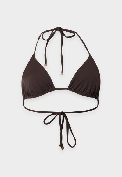 Haut de bikini triangle marron foncé avec liens ajustables au cou et au dos, petites embouts métalliques dorés aux extrémités des bretelles.