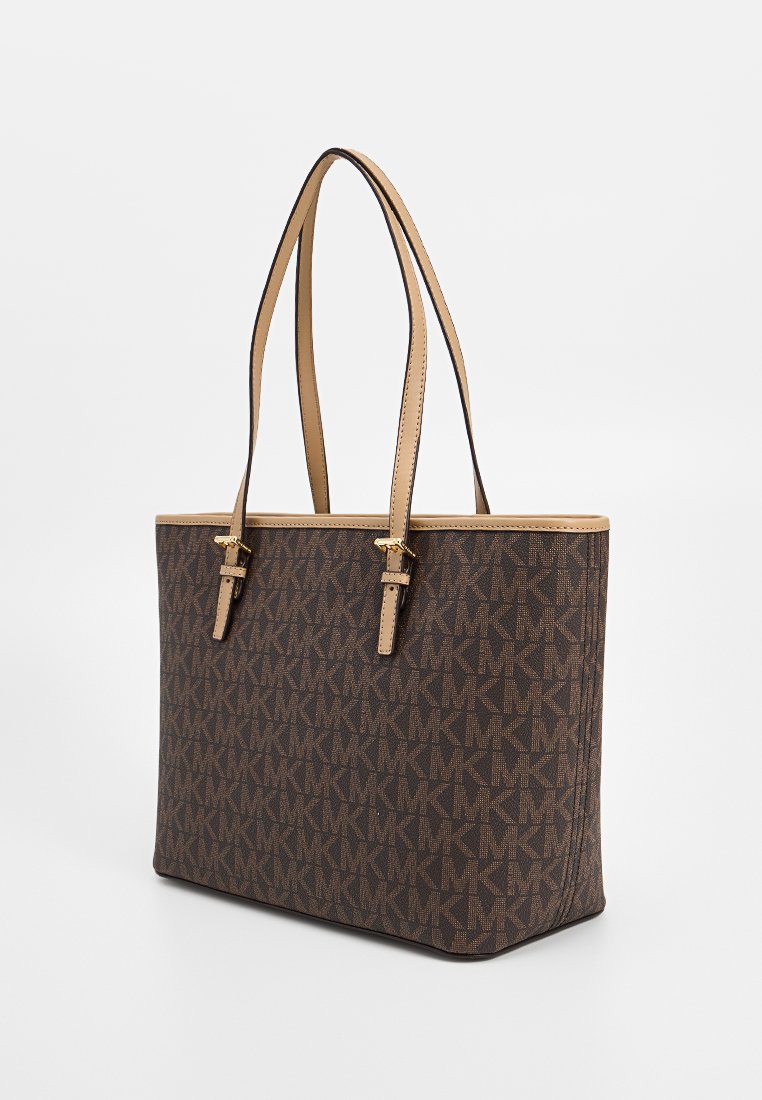 Bruine monogram tas met leren accenten, lange handvatten, rechthoekige vorm en gouden hardwaredetails. Gladde, gestructureerde textuur.