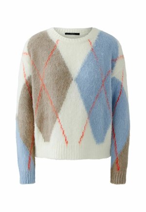 Zachte trui met een ruitpatroon in lichtblauw, beige en wit, afgezet met koraalkleurige stiksels op een crèmekleurige achtergrond.