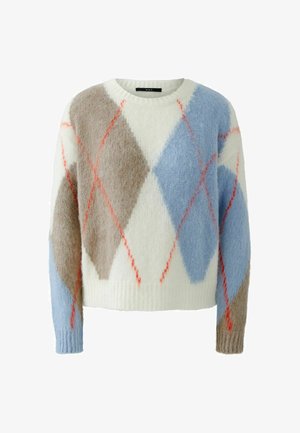 Zachte trui met een ruitpatroon in lichtblauw, beige en wit, afgezet met koraalkleurige stiksels op een crèmekleurige achtergrond.