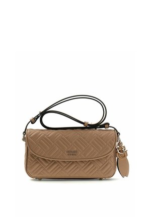 Sac bandoulière matelassé beige de Guess avec fermeture à rabat, sangle noire réglable et breloque décorative en métal doré en forme de porte-clés.