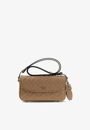 Sac bandoulière matelassé beige de Guess avec fermeture à rabat, sangle noire réglable et breloque décorative en métal doré en forme de porte-clés.