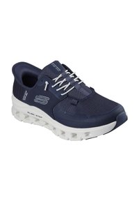 Chaussure de sport Skechers bleu marine avec mesh respirant, lacets blancs tachetés et semelle blanche épaisse marquée Glide-Step.