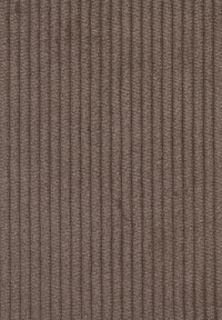 Braunes Cordstoffgewebe mit vertikal gerippter Textur, weich und flauschig, mit einheitlichem Muster über die gesamte Oberfläche.