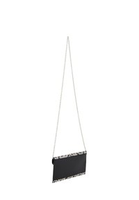 Sort syntetisk clutch-taske med en sølv kæde-rem, prydet med en mønstret kant forneden. Rektangulær form med glat overflade.