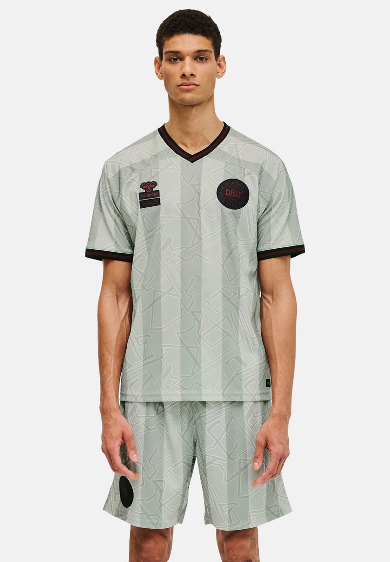 Ljusgrön sporttröja och shorts-set med geometrisk mönstring, svarta accenter och broderade logotyper. V-ringning, kort ärm.