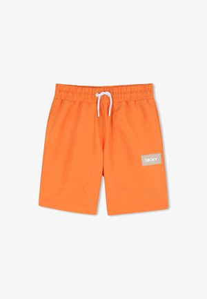 Shorts orange vif avec taille élastique, cordon blanc, poches avant et un patch logo DKNY beige sur la jambe droite.