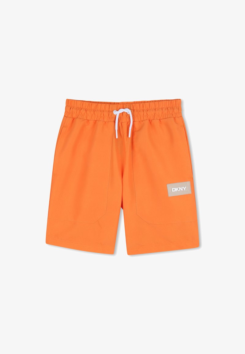 Shorts orange vif avec taille élastique, cordon blanc, poches avant et un patch logo DKNY beige sur la jambe droite.