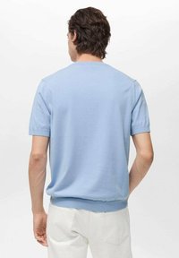 Ljusblå kortärmad tröja med rundad halsringning, ribbade cuffs och midja, med en slät textur och enfärgad design.