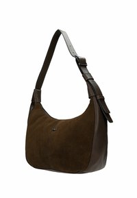 Bruine handtas van suède en leer met een gebogen vorm, verstelbare riem en decoratieve accenten. Textuur met een matte afwerking.