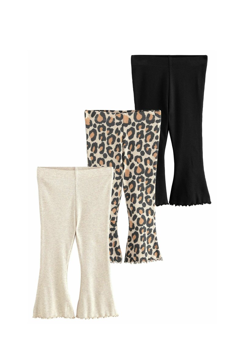 Tre paia di leggings: a coste cream, a stampa leopardata con accenti beige e marrone, e nera unita; tutti hanno orli svasati e una consistenza morbida.