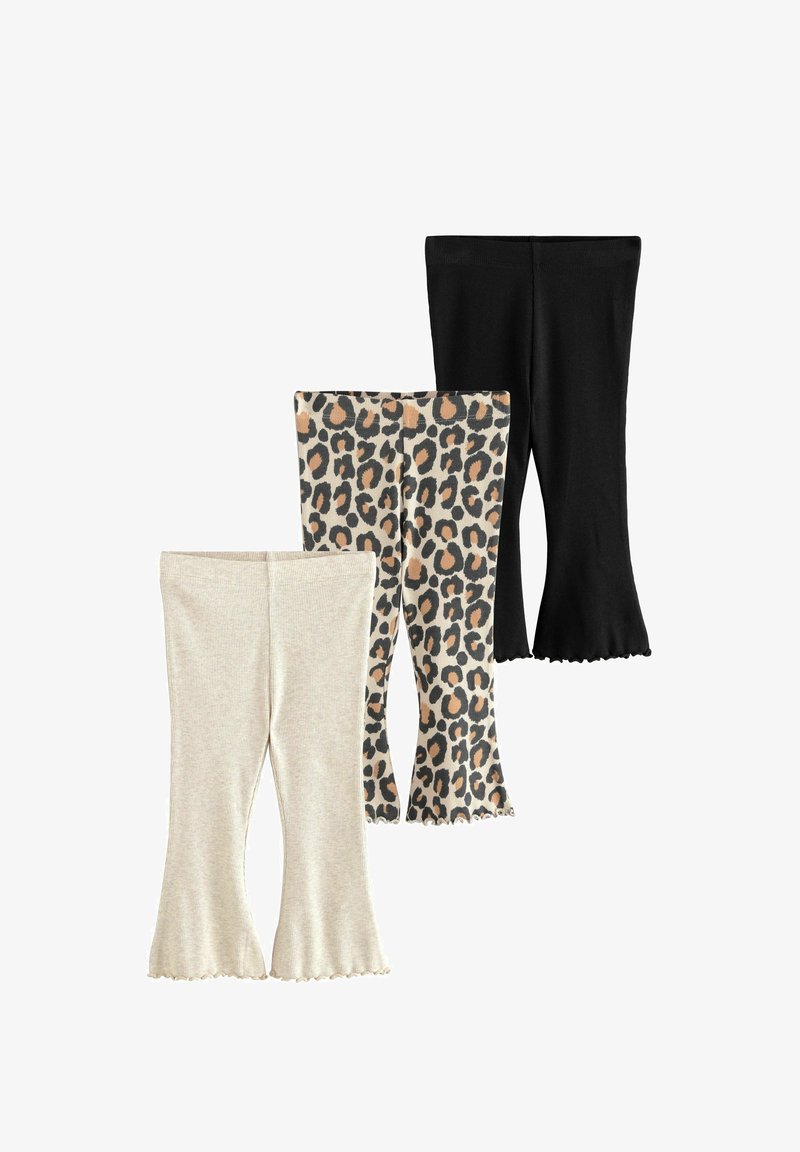 Drei Leggings-Paare: cremefarbig gerippt, mit Leopardenmuster in Beige- und Brauntönen und einfarbig schwarz; alle mit ausgestellt geschnittenem Saum und weicher Textur.